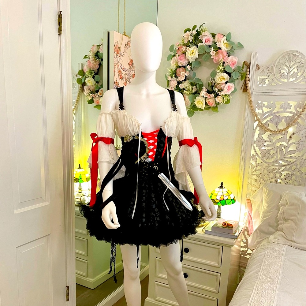 Saucy “Pirate Wench” costume, includes everything shown. 🎃HAPPY HALOWEEN🎃